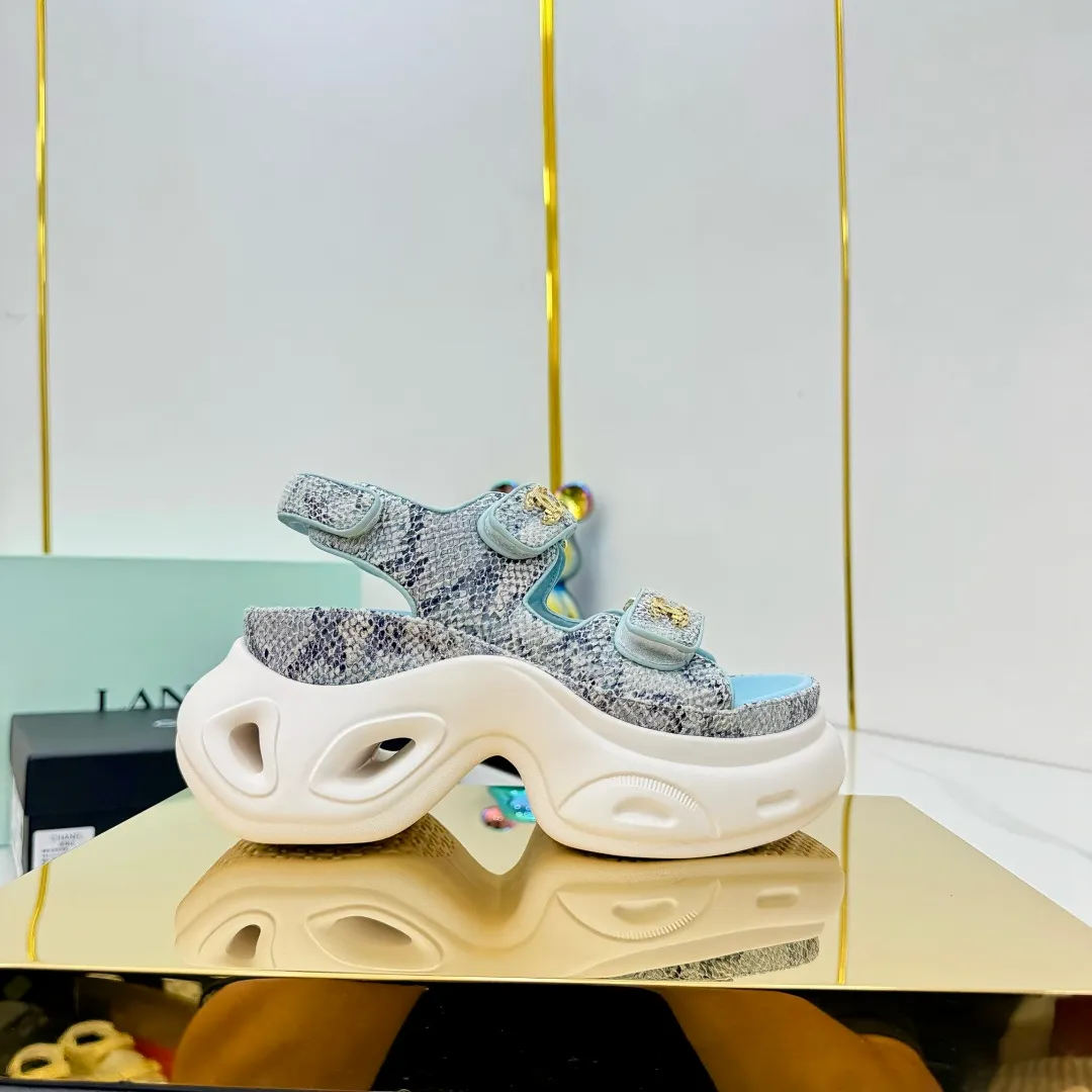 👟👟Ex-factory price 680👟👟 Top version... Chanel｜Chanel Xiaoxiang Velcro Beach Slippers Slippers Casual Beach Shoes 25ss Spring and Summer New Style! Beach shoes are a hit all over the internet! The latest model from the counter, I am still willing to buy it on my feet. It must be ranked among the most popular models. It is invincible in all seasons. Various bloggers and Internet celebrities can see the matching styles. Highly recommended. Pearlescent sheepskin upper, sheepskin lining, suede for feet. Original open-molded TPU outsole size: 35-40 (customized for 40 and 41). Full set of original packaging 👉 👉 👉 👉 👉